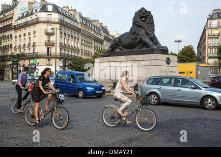 PARIS COMMUTER BUS (RATP) VOR DEN LÖWEN VON BELFORT MADE BY AUGUSTE BARTHOLDI 1880, PLACE DENFERT-ROCHEREAU, PARIS (75), FRANKREICH Stockfoto