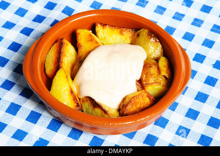 Tapas - gechipt Kartoffeln mit Mayonnaise (Patatas Bravas), Costa Del Sol, Andalusien, Spanien, Westeuropa. Stockfoto