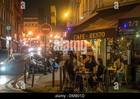 STRAßE AMBIENTE MIT KUNDEN AUF DER TERRASSE, PARIS CAFE-RESTAURANT IN DER NACHT, RUE BLANCHE, PARIS (75), FRANKREICH Stockfoto