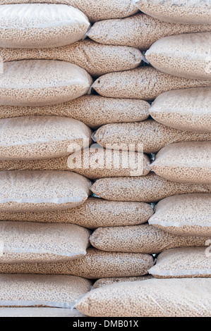 Kiefer Pellets-Stapel Säcke-Stock Fotos Stockfoto