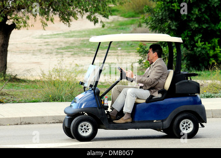 Pierce Brosnan schlendern mit einem Golfwagen auf Mallorca. Stockfoto