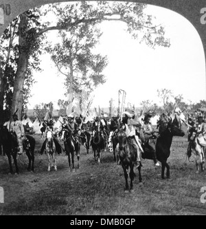 Sioux Indianer Indianer in traditionellen Kopfschmuck auf dem Pferderücken, Nebraska, USA, 1900 Stockfoto