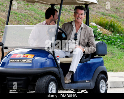 Pierce Brosnan schlendern mit einem Golfwagen auf Mallorca. Stockfoto