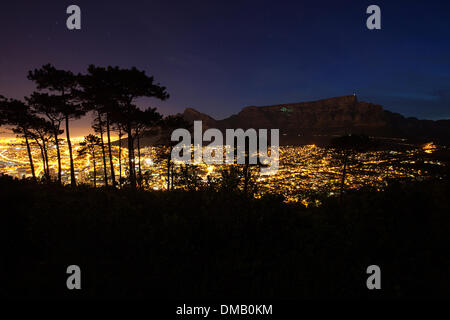 Cape Town, Südafrika. 12. Dezember 2013. Eine nächtliche Laser Display auf den Tafelberg, Kapstadt ist eine Hommage an den verstorbenen Präsidenten Nelson Mandela. Bildnachweis: Blaize Pascall/Alamy Live-Nachrichten Stockfoto