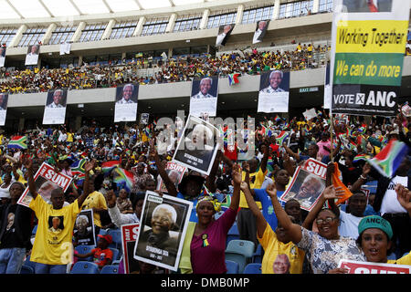 Durban, Südafrika. 13. Dezember 2013. Durbans Moses Mabhida Stadion füllte sich mit Menschen, das Leben von Nelson Mandela in einem Denkmal, das Symbol zu feiern, die am 5. Dezember im Alter von 95 Jahren verstorben. Bild: Giordano Stolley/Alamy Live-Nachrichten Stockfoto