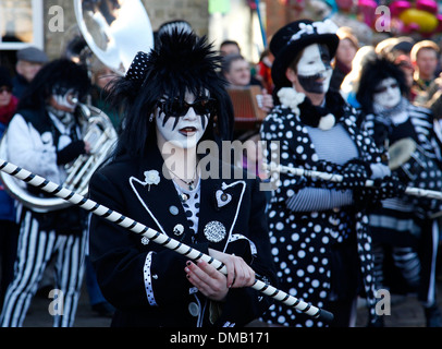 Das Schwein Dyke Molly Morris Männer führen in Whittlesey am jährlichen Stroh tragen-Festival, Whittlesey, UK Stockfoto