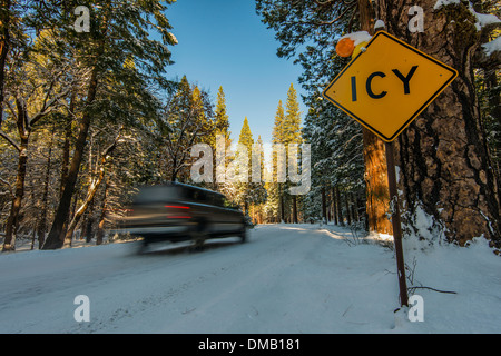 Straße, Vereisung, gelbe Warnzeichen auf einer verschneiten Straße, Yosemite-Nationalpark, Kalifornien, USA Stockfoto