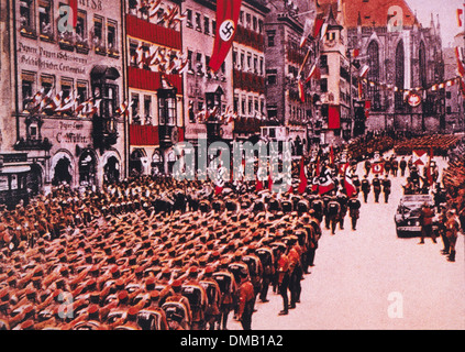 SA-Truppen grüßen Adolf Hitler in Limousine im März durch Nürnberg, 1933 Stockfoto