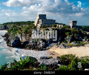 Meerblick von der alten Maya-Ruinen zeigen das Schloss (El Castillo), Tulum, Mexiko Stockfoto