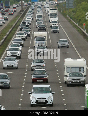 Schwere Autobahn Verkehr Richtung Süden in der Nähe von Weston-Super-Mare, Somerset, vor dem Wochenende und Feiertagen. 24. Mai 2013. Stockfoto