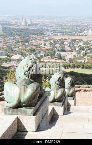 Luftbild von der Cape Flats von Rhodes Memorial an den Hängen des Teufels Peak mit Kühlung Türme im Hintergrund Stockfoto