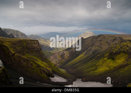 Regenbogen auf dem Weg von Skogar nach Landmannalaugar, Island Stockfoto