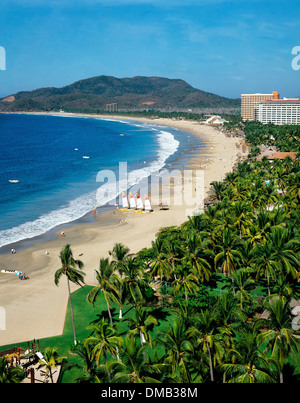 Luftaufnahme des Strandes zeigt Berglandschaft im Hintergrund, Ixtapa-Zihuatanejo, Guerrero, Mexiko Stockfoto