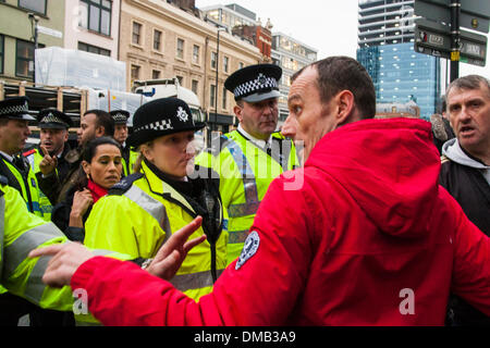 Brick Lane, London, 13. Dezember 2013. Ein Anti-Islamisten aus den britischen rechtsextremen Polizei des "Verrats" beschuldigt, für Anjem Choudarys "Scharia-Projekt" zu protestieren, Vorbereitung in Brick Lane gegen den Konsum von Alkohol demonstrieren die meisten gesellschaftlichen Übel auf trinken und anspruchsvolle strengen Scharia-Recht eingeführt werden, um "künstliche" Gesetze ersetzen die Schuld. Bildnachweis: Paul Davey/Alamy Live-Nachrichten Stockfoto