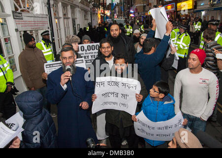 Brick Lane, London, 13. Dezember 2013. Anjem Choudarys "Scharia-Projekt" demonstrieren in Brick Lane gegen den Verzehr von Alkohol Schuld die meisten gesellschaftlichen Übel zu trinken, und fordern, dass strenge Scharia eingeführt werden, um "künstliche" Gesetze zu ersetzen. Bildnachweis: Paul Davey/Alamy Live-Nachrichten Stockfoto