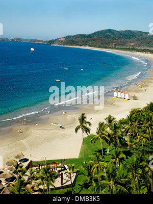 Luftaufnahme des Strandes zeigt Berglandschaft im Hintergrund, Ixtapa-Zihuatanejo, Guerrero, Mexiko Stockfoto