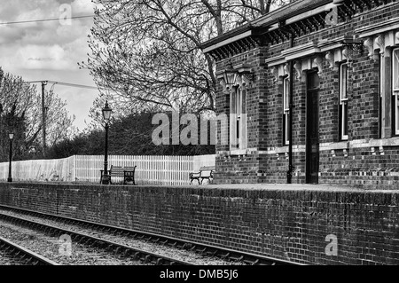 B&W Foto von Shenton Bahnhof auf dem Schlachtfeld Museumsbahn in Leicestershire Stockfoto