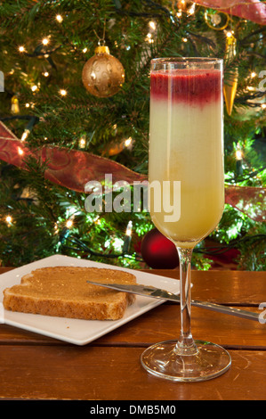 Weihnachten-Morgen-Frucht-Smoothie mit Peanut Butter und toast Stockfoto