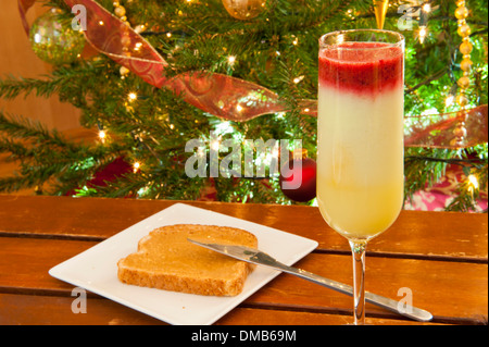 Glas mixed Berry und Melon Smoothie Toast mit Erdnussbutter Stockfoto