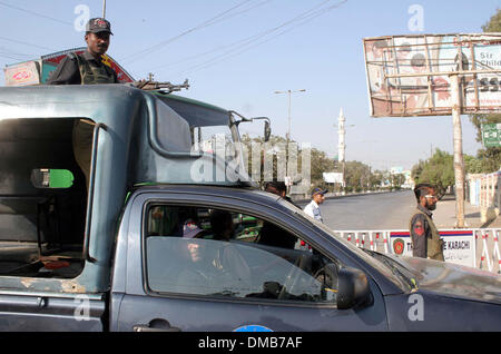 Karachi, Pakistan. 13. Dezember 2013. Straße in Richtung Guru Mandir Bereich gesehen wegen Protest gegen die religiöse Partei geschlossen, Ahle Sunnat Wal Jammat protestieren gegen Tötung von Shams ur Rehman Muavia, führend in der Region Punjab und von nicht identifizierten bewaffneten Männern in Lahore, M.A Jinnah Road in Karachi auf Freitag, 13. Dezember 2013 ermordet. Stockfoto