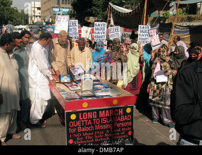 Karachi, Pakistan. 13. Dezember 2013. Mitglieder der Baloch menschliche Recht-Organisation marschieren in Richtung Islamabad halten Sie einen Protest gegen fehlende und Entführung von Baloch Staatsangehörige, in Karatschi Presseclub am Freitag, 13. Dezember 2013. Stockfoto