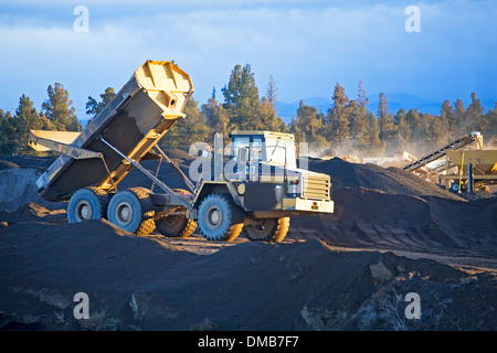 Ein Riesen Caterpillar Muldenkipper Erde bewegen Stockfoto