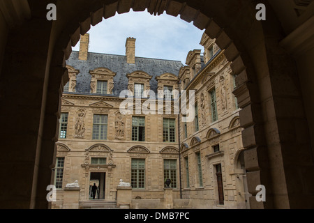 DAS HOTEL DE SULLY IST EINE PRIVATE LOUIS XIII-STADT VILLA IM MARAIS VIERTEL, ES BEHERBERGT DAS ZENTRUM FÜR NATIONALE DENKMÄLER, 4. ARRONDISSEMENT, PARIS (75), ILE-DE-FRANCE, FRANKREICH Stockfoto