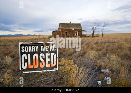 Ein 1930er Jahre großer Tiefstand-Ära Haus auf der grasbewachsenen Steppe in der Nähe von Madras, Oregon Stockfoto