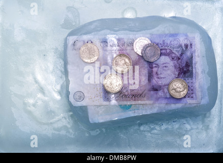 Geld in Eis ausgesetzt. Eingefrorenen Vermögenswerte. Stockfoto