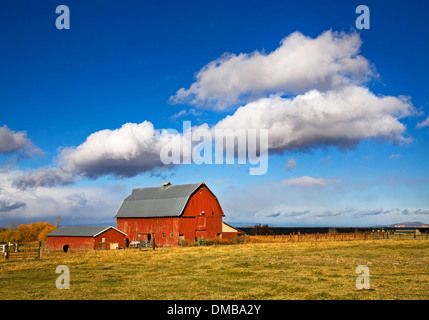 Eine schöne rote hölzerne Scheune unter einem stürmischen Herbst Himmel in der Nähe von Powell Butte, Oregon Stockfoto