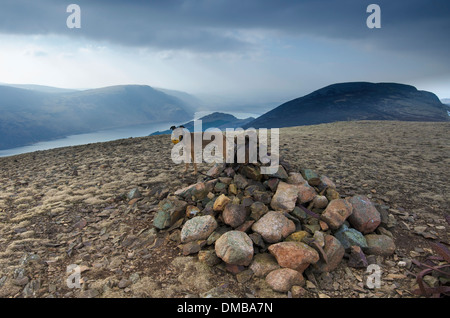 Ein Maulkorb Hund auf wenig Dodd Gipfel, Lake District, Cumbria, England. Ennerdale See auf der linken Seite, große getragen im Hintergrund. Stockfoto