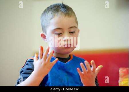 Dresden, Deutschland. 5. Dezember 2013. Fünf-jährige Valentino mit Down Syndrom sitzt während der Ergotherapie in einem Therapieraum im Sociopediatric-Zentrum (SPZ) am Klinikum Dresden-Neustadt in Dresden, Deutschland, 5. Dezember 2013. (Model-Release verfügbar) Foto: Sebastian Kahnert/Dpa/Alamy Live News Stockfoto