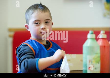 Dresden, Deutschland. 5. Dezember 2013. Fünf-jährige Valentino mit Down Syndrom sitzt während der Ergotherapie in einem Therapieraum im Sociopediatric-Zentrum (SPZ) am Klinikum Dresden-Neustadt in Dresden, Deutschland, 5. Dezember 2013. (Model-Release verfügbar) Foto: Sebastian Kahnert/Dpa/Alamy Live News Stockfoto