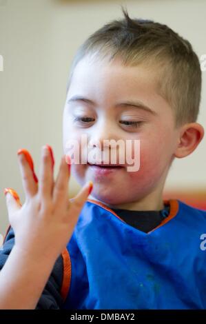 Dresden, Deutschland. 5. Dezember 2013. Fünf-jährige Valentino mit Down Syndrom sitzt während der Ergotherapie in einem Therapieraum im Sociopediatric-Zentrum (SPZ) am Klinikum Dresden-Neustadt in Dresden, Deutschland, 5. Dezember 2013. (Model-Release verfügbar) Foto: Sebastian Kahnert/Dpa/Alamy Live News Stockfoto