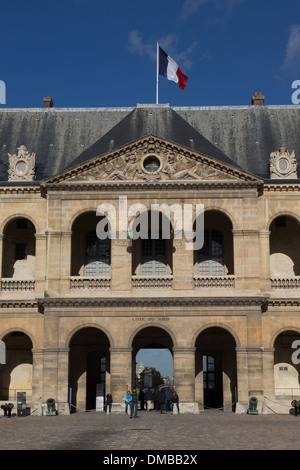 INNENHOF DES LES INVALIDES, HOTEL NATIONAL DES INVALIDES, GEGRÜNDET VON LOUIS XIV IM JAHRE 1670, PFLEGE FÜR UNGÜLTIGE SOLDATEN, ES IST HEUTE EIN ZENTRUM FÜR NATIONALES GEDENKEN, ES BEHERBERGT DIE GRÄBER VON BERÜHMTEN MILITÄRS, 7. ARRONDISSEMENT, PARIS (75), ILE-DE Stockfoto