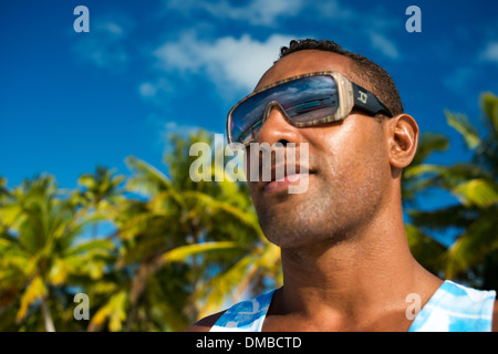 Einer der Bewohner von One Foot Island mit seiner Sonnenbrille auf. Aitutaki – die heißesten Urlaubsziel auf den Cook Inseln Stockfoto