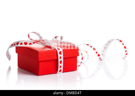 Roten Geschenkbox mit Schleife auf weißem Hintergrund Stockfoto