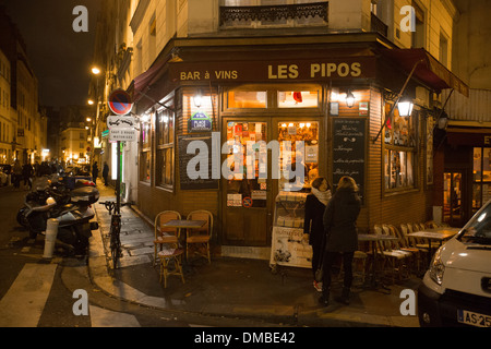 Les Pipos Wein-bar im Ort LaRue in Paris, Frankreich Stockfoto