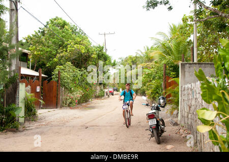 A Straßenszene in Santo André (Bahia), Brasilien, 13. Dezember 2013. Das Resort "Campo Bahia" wird in der kleinen Stadt gebaut. Das Resort liegt direkt am Meer ca. 30 km nördlich von Porto Seguro und dient als Heimatbasis für die deutsche Fußball-Nationalmannschaft während der WM 2014. Foto: VERA GOMES Stockfoto