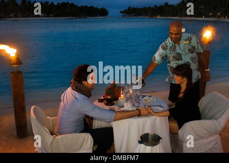 Aitutaki. Cook Island. Polynesien. Süd-Pazifik. Ein paar genießt ein romantisches Abendessen am Strand in Aitutaki Lagoon Resort Stockfoto