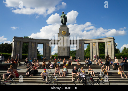 Homosexuelle Menschen und ihre Verbündeten versammeln sich anlässlich der jährlichen Christopher Street Day (Pride Parade) in Berlin, Deutschland Stockfoto