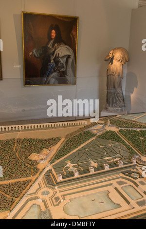 MODELL DES KÖNIGLICHEN PARKS VON MARLY, DIE ALS URLAUBSORT FÜR LOUIS XIV, PORTRÄT VON LOUIS XIV UND STATUE DES MUSE EUTERPE, PROMENADE MUSEUM, NATIONALEN ZUSTANDES VON MARLY-LE-ROI, YVELINES (78), FRANKREICH DIENTE Stockfoto