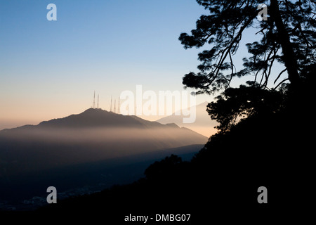 Einen Blick am frühen Morgen des Cerro De La Silla von Chipinque in Monterrey, Mexiko. Stockfoto