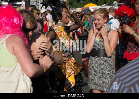 Homosexuelle Menschen und ihre Verbündeten versammeln sich anlässlich der jährlichen Christopher Street Day (Pride Parade) in Berlin, Deutschland Stockfoto