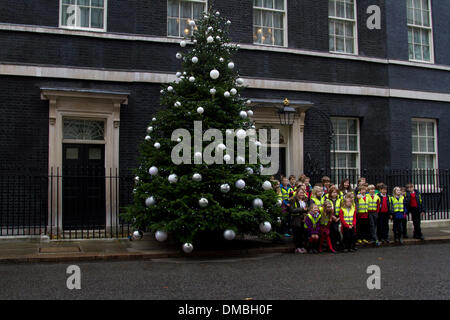 Westminster London, 13. Dezember 2013. Ein Weihnachtsbaum steht außerhalb der Residenz des Ministerpräsidenten in der Nummer 10 Downing Street. Der Baum wurde in einem Nationalbaum Wettbewerb gewann von Oxfordshire Züchter Andrew Ingram Credit gewählt: Amer Ghazzal/Alamy Live-Nachrichten Stockfoto