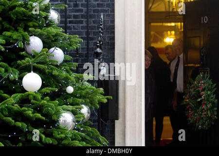 Westminster London, 13. Dezember 2013. Ein Weihnachtsbaum steht außerhalb der Residenz des Ministerpräsidenten in der Nummer 10 Downing Street. Der Baum wurde in einem Nationalbaum Wettbewerb gewann von Oxfordshire Züchter Andrew Ingram Credit gewählt: Amer Ghazzal/Alamy Live-Nachrichten Stockfoto