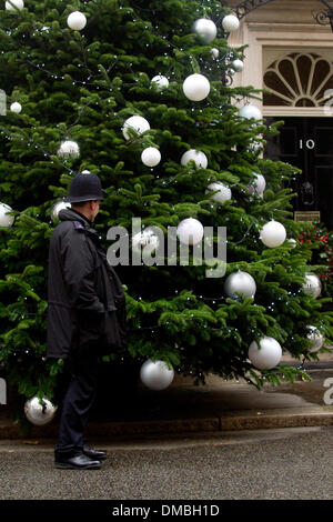 Westminster London, 13. Dezember 2013. Ein Polizist steht vor Weihnachten außerhalb der Residenz des Ministerpräsidenten in der Nummer 10 Downing Street. Der Baum wurde in einem Nationalbaum Wettbewerb gewann von Oxfordshire Züchter Andrew Ingram Credit gewählt: Amer Ghazzal/Alamy Live-Nachrichten Stockfoto