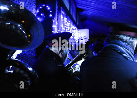 Queens Park Carol Konzert in Brighton, wo sie durch die Heilsarmee-Band unterhalten wurden Stockfoto