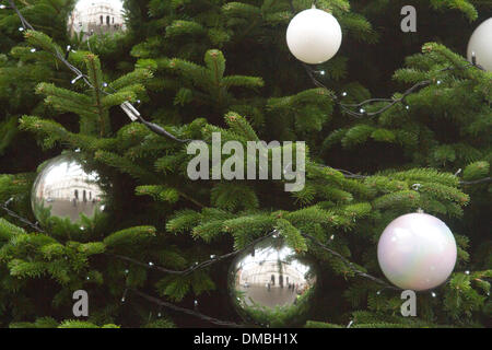 Westminster London, 13. Dezember 2013. Ein Weihnachtsbaum steht außerhalb der Residenz des Ministerpräsidenten in der Nummer 10 Downing Street. Der Baum wurde in einem Nationalbaum Wettbewerb gewann von Oxfordshire Züchter Andrew Ingram Credit gewählt: Amer Ghazzal/Alamy Live-Nachrichten Stockfoto