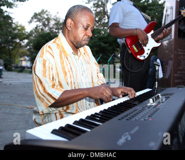 Er Allan Gumbs führt Dr. Ronald McNair Park mit seiner Band New York City, USA - 22.08.12 Stockfoto